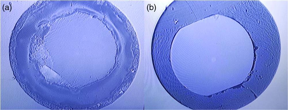 Microscopic images of DC Pr3+-doped fluoride fiber end-facet. (a) Traditional polishing processing and (b) cutting processing.