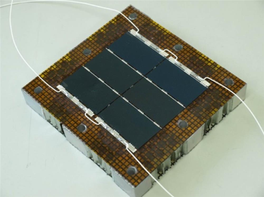 Experimental speicmen: Solar array cells and carbon fiber honeycomb plate.太阳电池片单元与碳纤维蜂窝板试样
